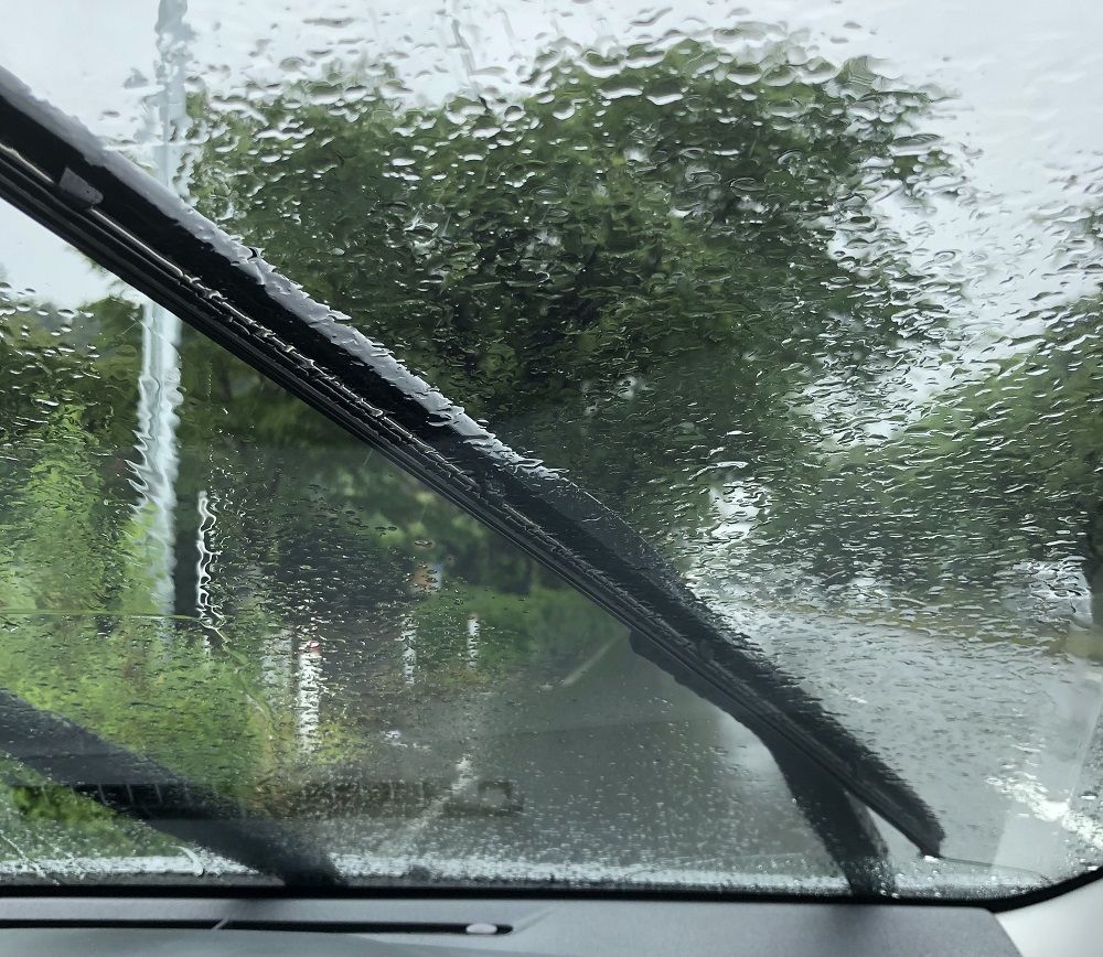雨の日は、晴れた日と比べて事故件数が約５倍と言われています。 雨の日は、視界が悪くなる為運転に気を使いますよね？  雨の日の視界確保に欠かせないのがワイパーです。